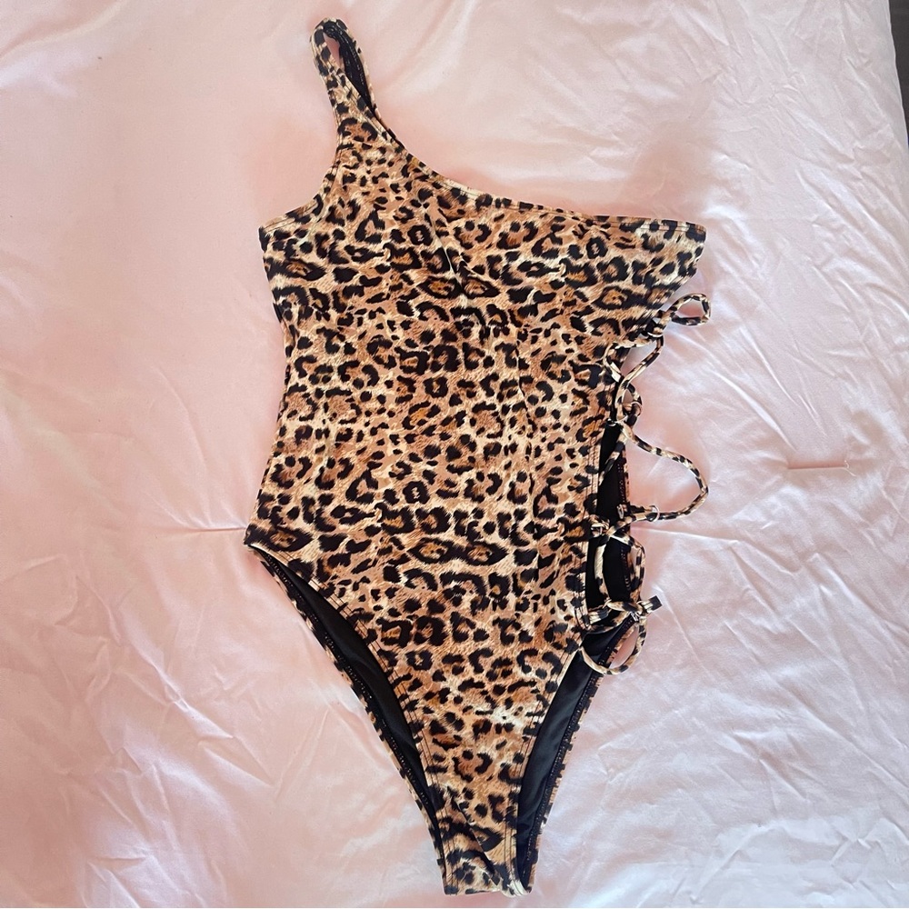 Lace Up Leopard Swimsuit (size medium) 🐆Fashion Nova